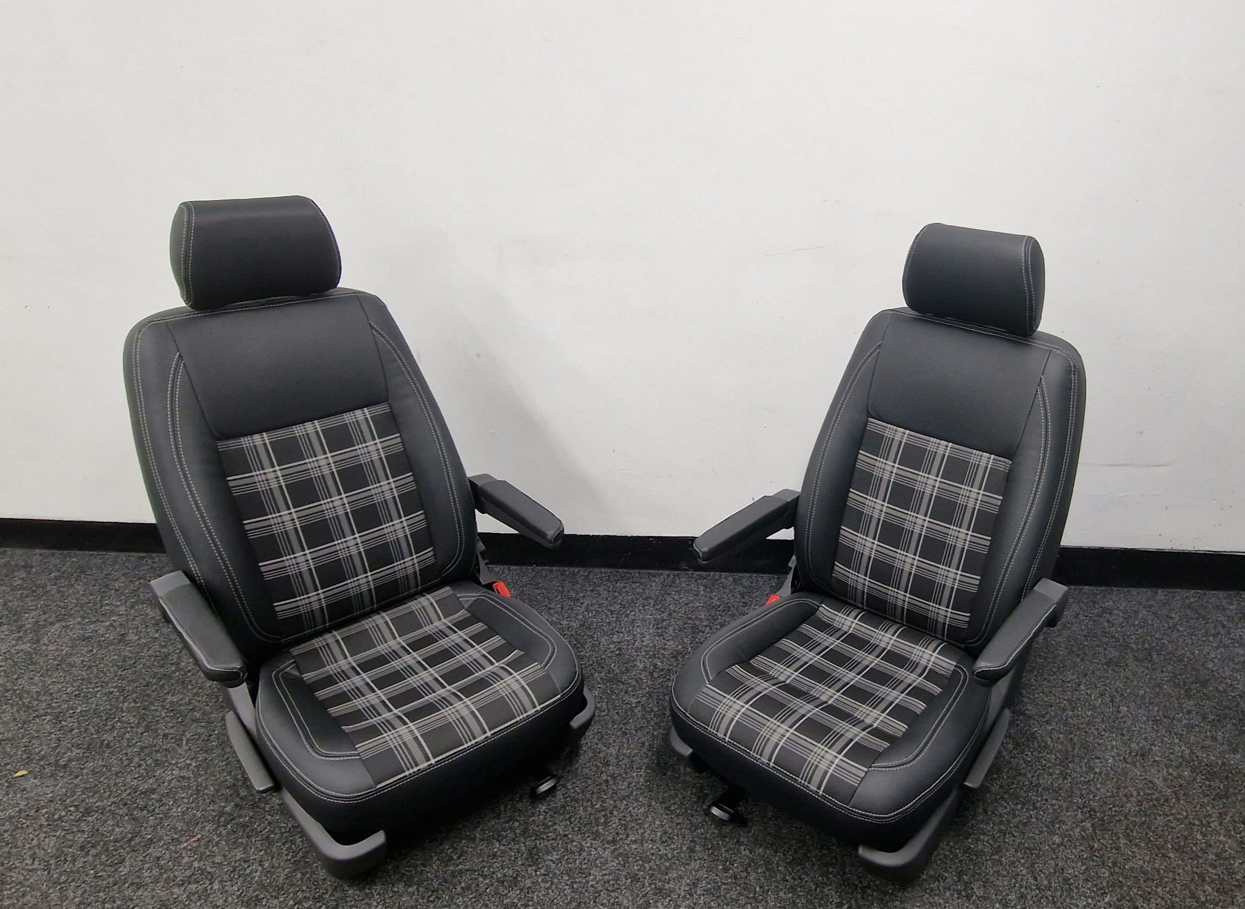 VW  Transporter T5 captain Seats  in Tartan image 4