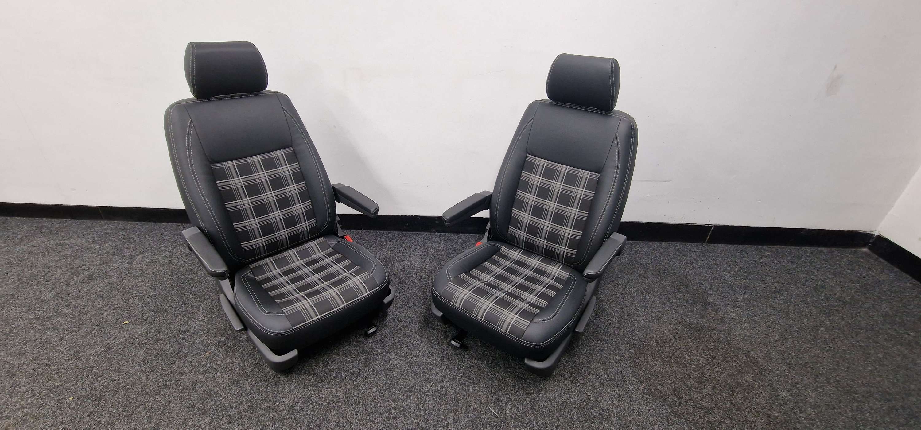 VW  Transporter T5 captain Seats  in Tartan image 0