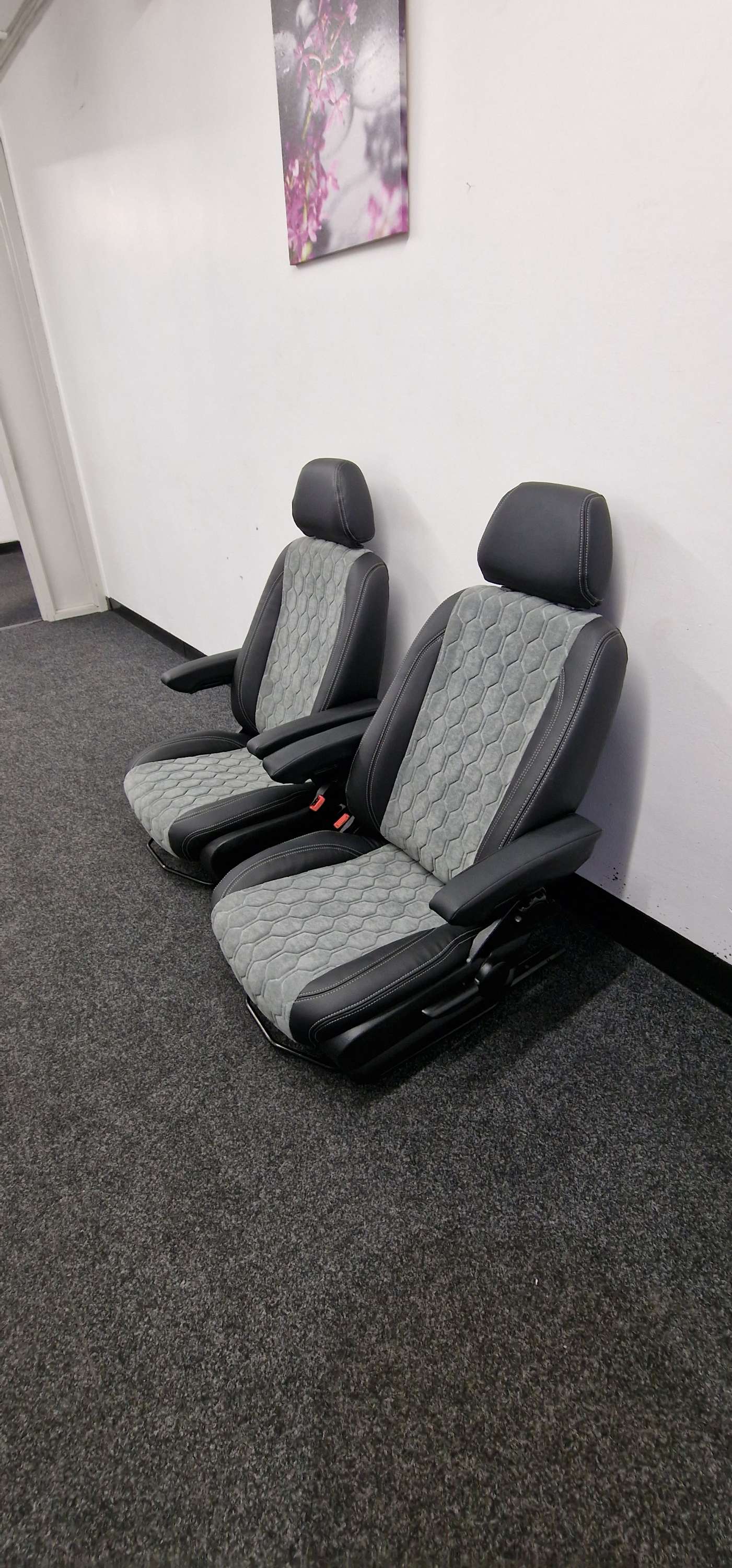 Mercedes Sprinter Captain Seats 2006/2022 gray honeycomb image 2