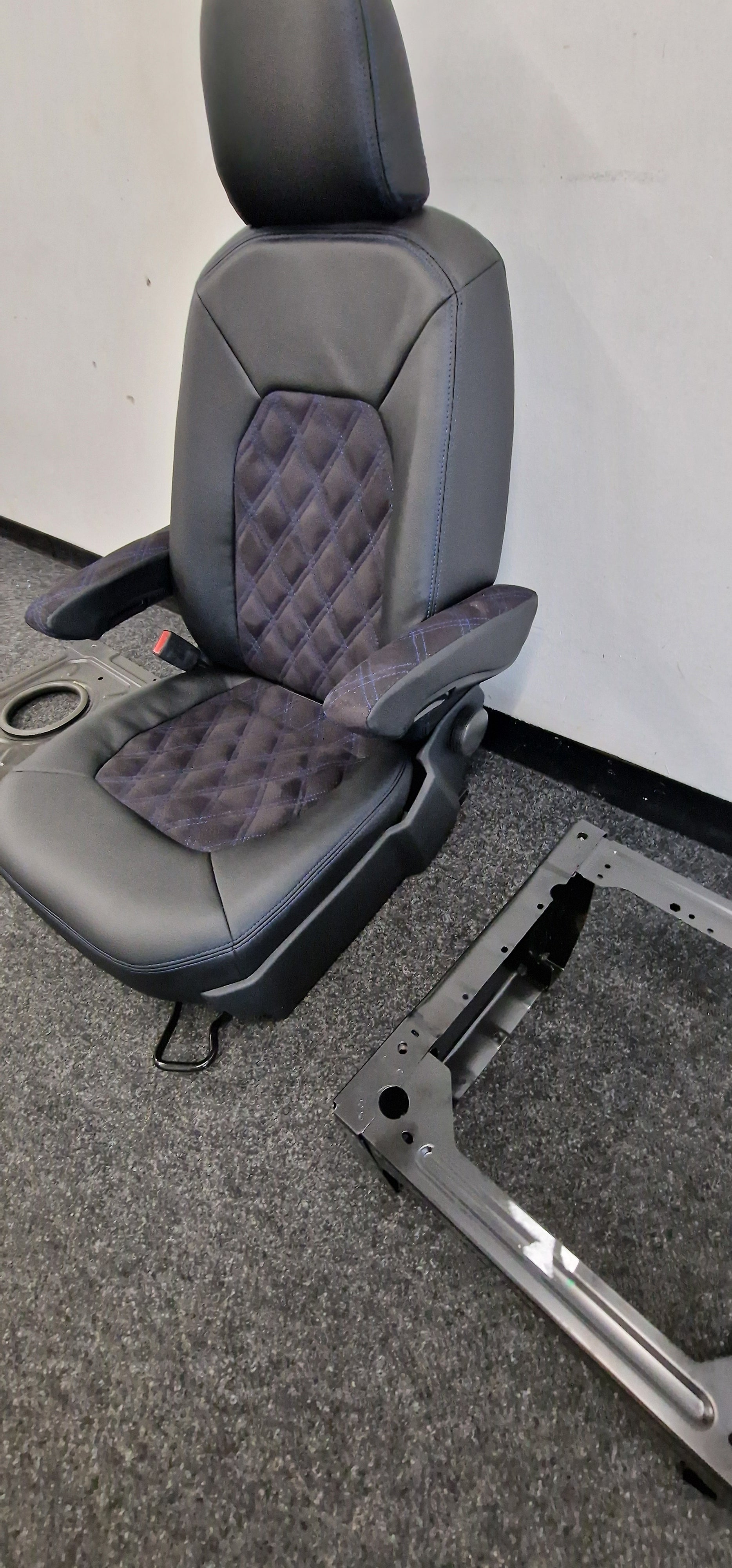 VW Crafter II MAN TGE 2016-2024 passenger seat single + Base+Swivel image 3
