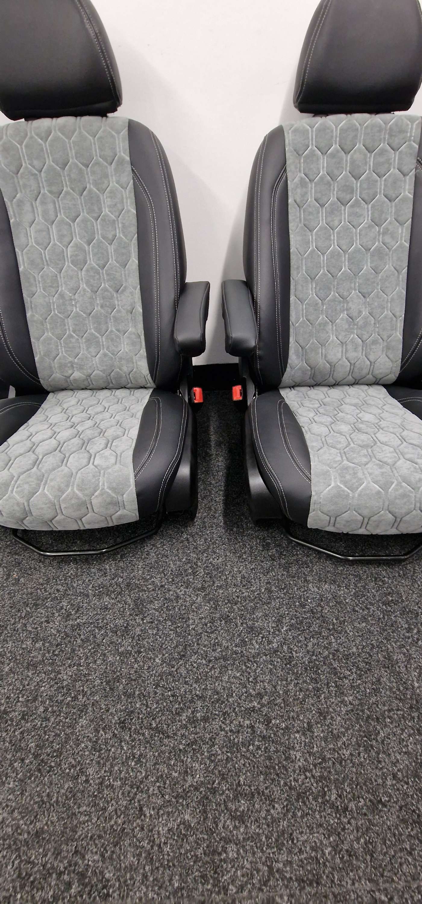 Mercedes Sprinter Captain Seats 2006/2022 gray honeycomb image 3