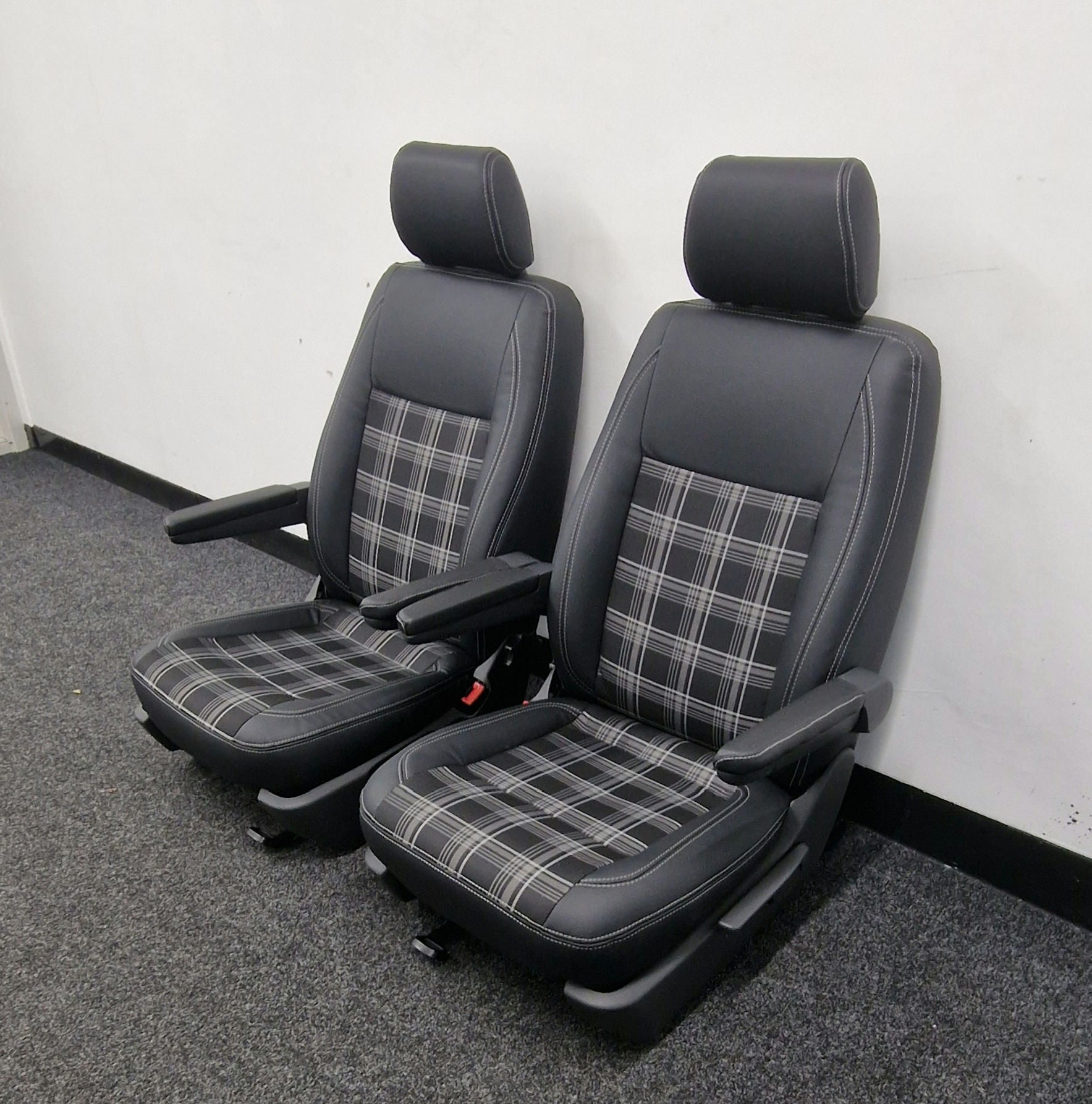 VW  Transporter T5 captain Seats  in Tartan image 6
